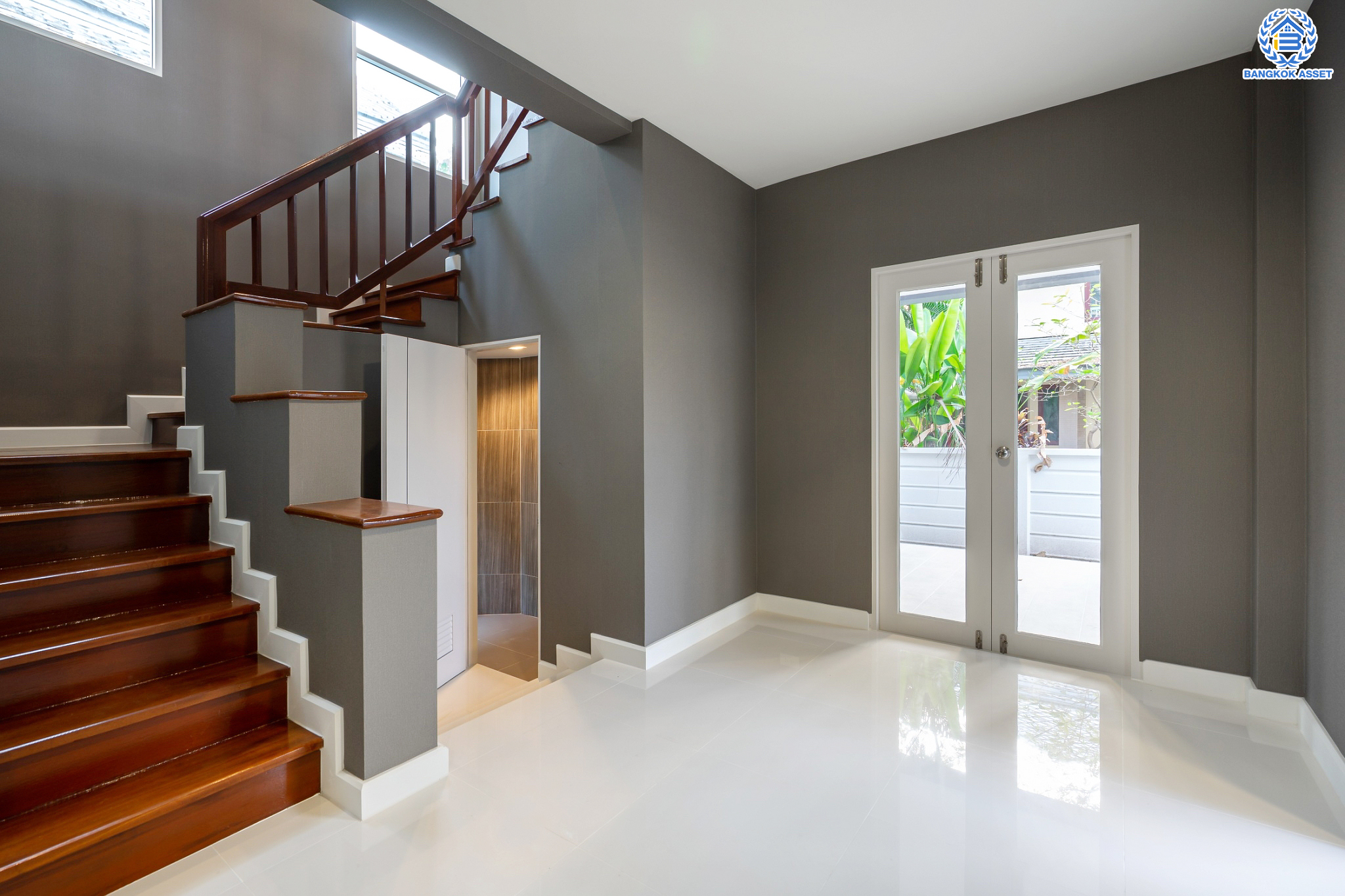 บ้านมือสองตกแต่งใหม่ ม.โนเบิลวานา ปิ่นเกล้า1 บ้านเดี่ยวหลังใหญ่ เนื้อที่ 65.6 ตร.ว. ฟังก์ชัน 3 ห้องนอน 4 ห้องน้ำ 1 ห้องแม่บ้าน จอดรถได้ 2 คัน บนสุดยอดทำเลเดินทางสะดวก หน้าโครงการติดถนนใหญ่บรมราชชนนี ใกล้ทางคู่ขนานลอยฟ้าบรมราชชนนี ม.มหิดล เซ็นทรัลศาลายา และรายล้อมด้วยสิ่งอำนวยความสะดวกครบ